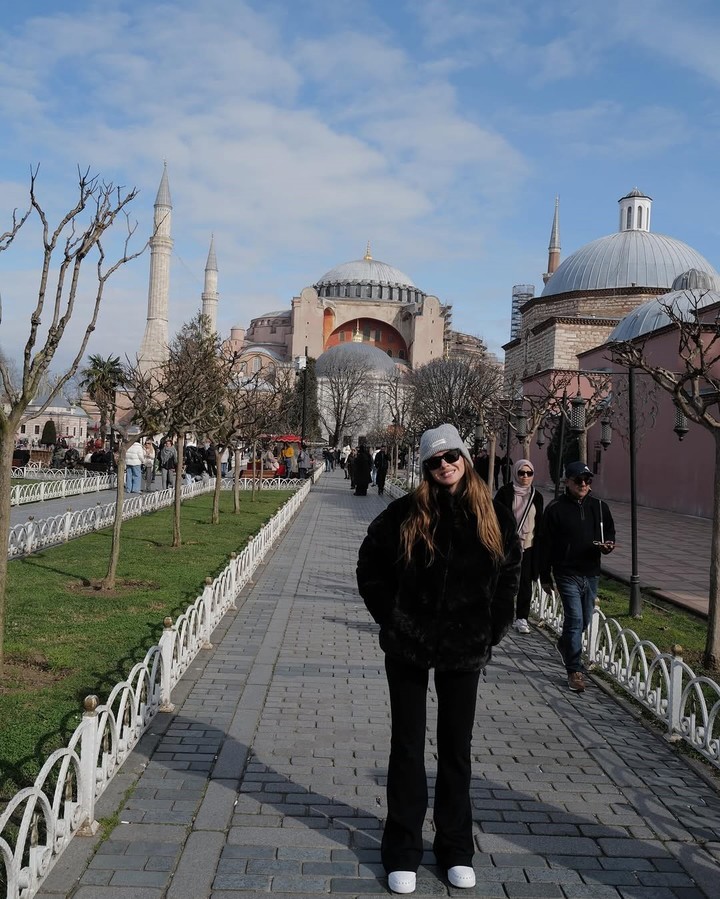 La China Suárez frente a una mezquita. Foto: Instagram