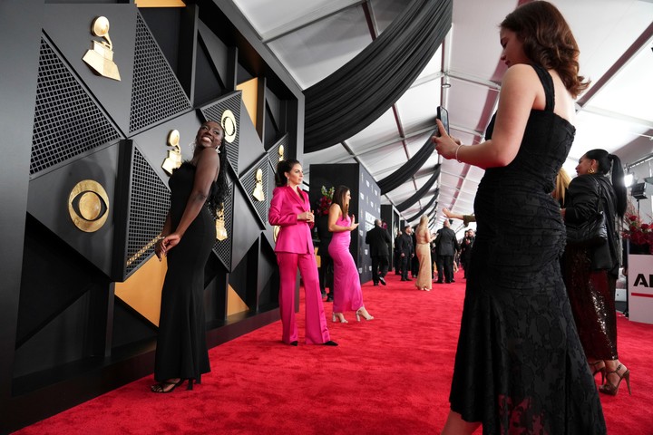 La alfombra roja, a la espera del inicio de la gala de los Grammy. Foto: AP