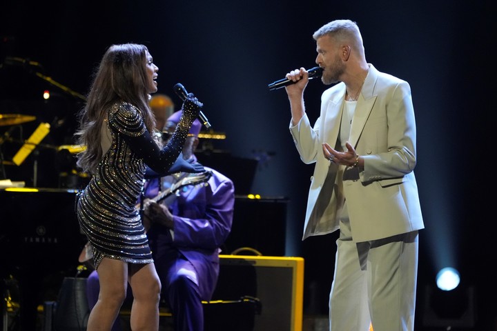 Deborah Cox y Scott Hoying cantaron "Bridge Over Troubled Water" en la entrega de los premios Grammy. Foto: AP