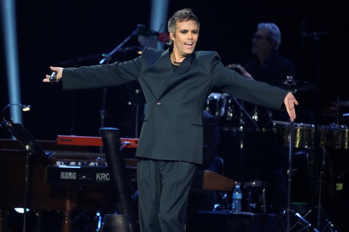 Justin Tranter, autor de hits de Britney Spears y Dua Lipa, fue el maestro de ceremonias de la première de los Grammy. Foto: AP