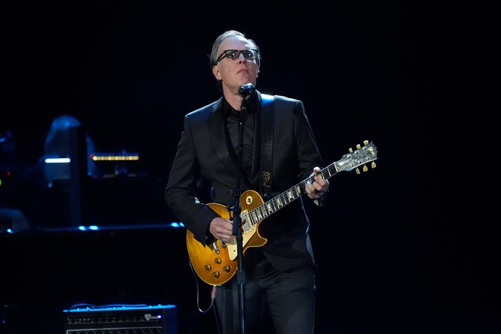 Joe Bonamassa tocó "Twenty-Four Hour Blues" en la première de los Grammy. Foto: AP