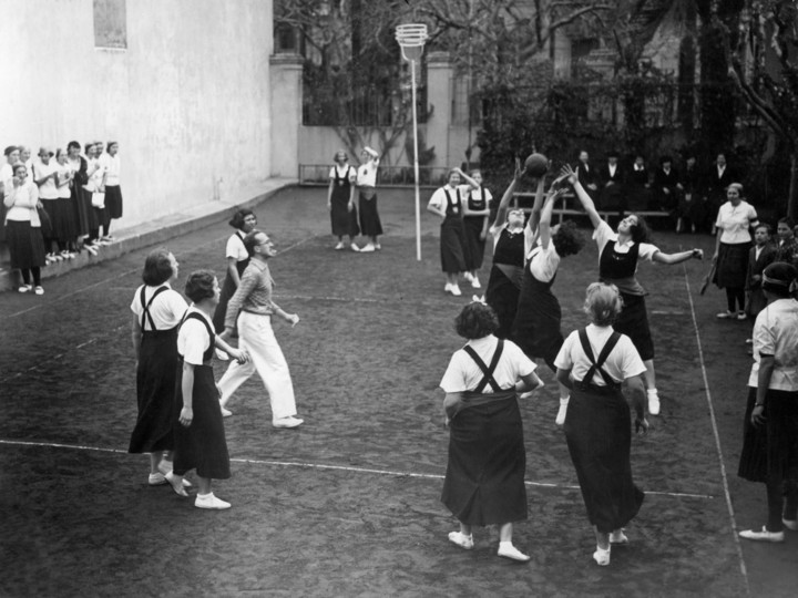 Pelota al cesto, deporte creado por el profesor Enrique Romero Brest en 1897 para que lo practicaran las alumnas en las escuelas.