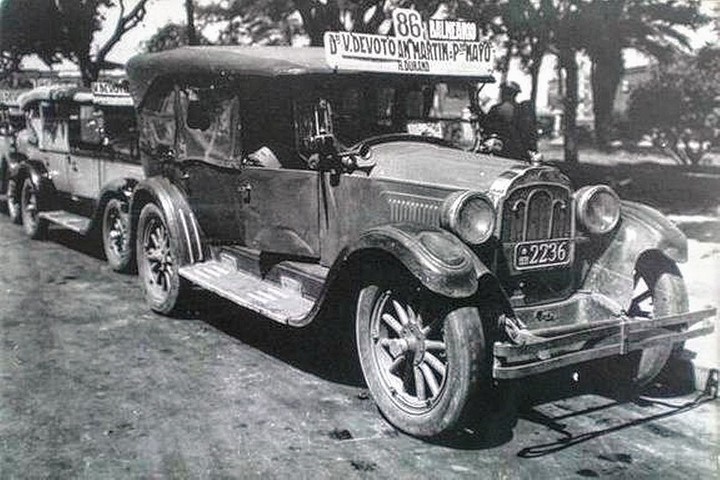 El colectivo como transporte público. Nació cuando en 1928 un grupo de taxistas de Buenos Aires se organizó para realizar viajes con recorridos preestablecidos.