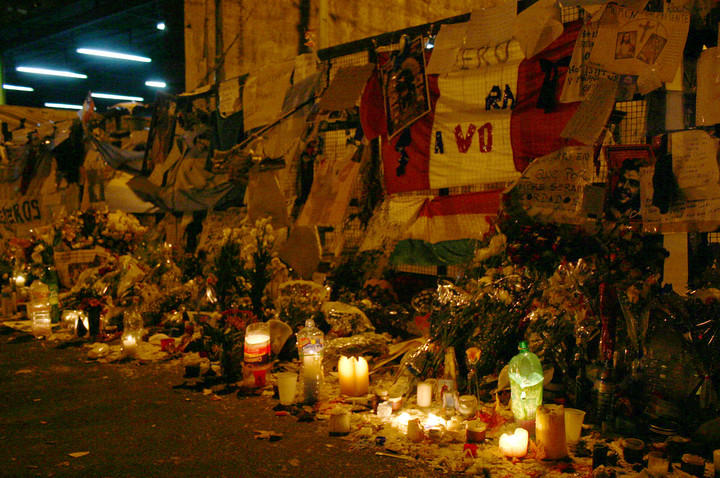 Santuario frente al boliche en el que murieron 194 personas el 30 de diciembre de 2004. Foto: Clarín.