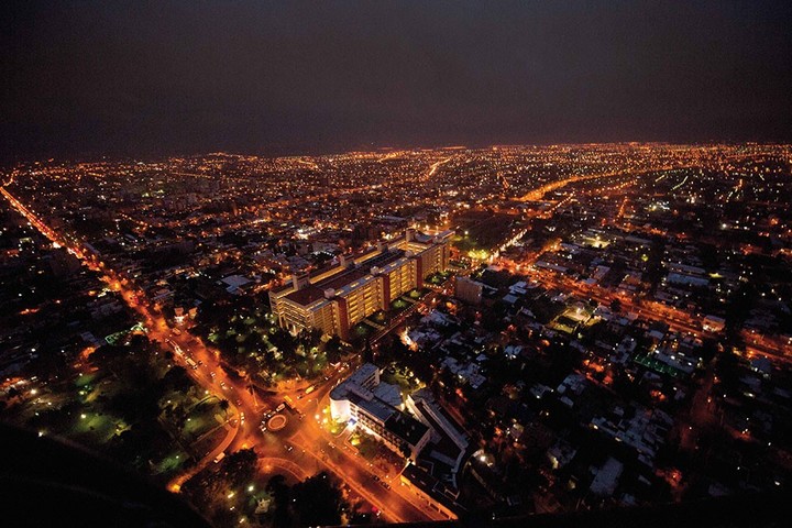 Terremoto de San Juan 1944. La solidaridad de Argentina y el amor propio de los sanjuaninos logró llevar a San Juan a una nueva, gran ciudad./ Imagen: centro de la capital en la noche Imagen Gobierno de San Juan.