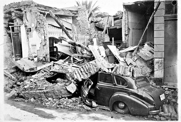 El caos menos pensado. Casas, autos, calles y hombres y mujeres destruídos. Fue en 1944. En San Juan capital./ Imágenes históricas del Libro de La Razón 1905-2005. 