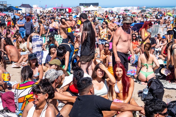 Mar del PLata copada por el publico joven. Eel 45% de los turistas estan en una franja etaria entre 18 y 35 años. Playa y noche es lo que eligen. 
Foto Diego izquierdo







 OLGA