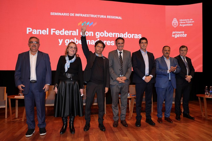 Los gobernadores Raúl Jalil, Axel Kicillof, Ricardo Quintela y Gerardo Zamora, con Gabriel Katopodis y los senadores Alicia Kirchner y Wado de Pedro.