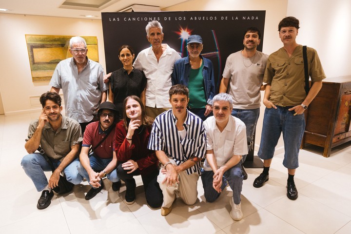 Cachorro López junto a los músicos en la presentación de Extasis total, el homenaje a Los Abuelos de la Nada. Foto de prensa.