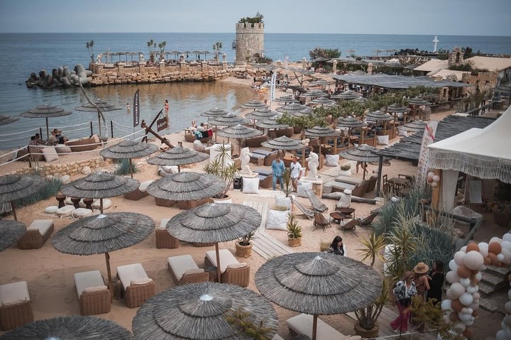 El sarcófago romano estuvo oculto a simple vista durante años en un bar de playa de Varna. Foto: @radjanabeach.