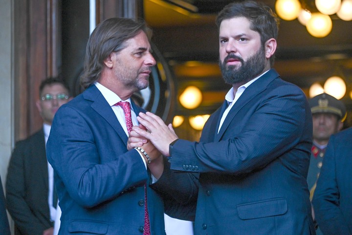 El presidente de Uruguay Luis Lacalle Pou recibió el lunes a su par chileno, Gabriel Boric, el Palacio Estevez de Montevideo. Foto: EFE