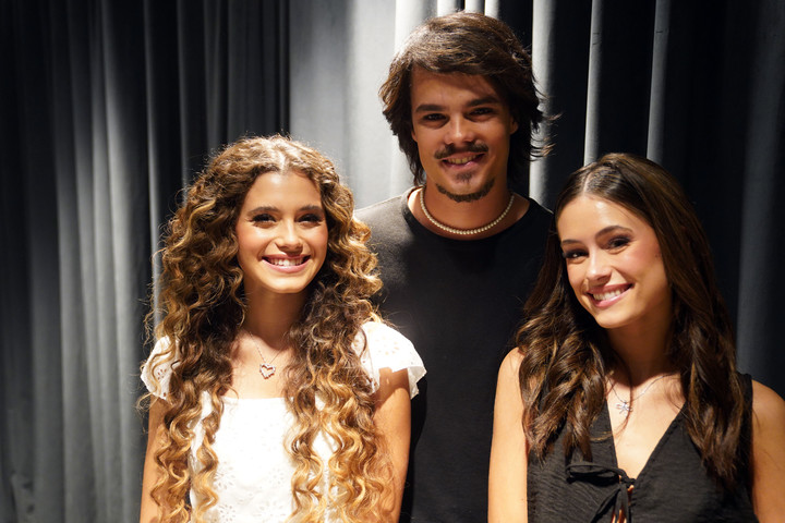 Mora Bianchi, Lola Abraldes y Toti Spangenberg, ansiosos porque comience la serie de funciones de "Margarita" en el Movistar Arena. Foto: Guillermo Rodríguez Adami.