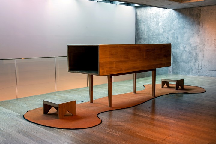 Sin título, 2016- Mueble de madera, alfombra 131 x 184 x 514 cm. Foto: MACBA. 