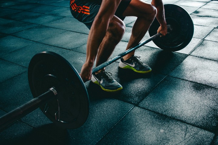 Las rutinas full body pueden realizarse en un gimnasio o en casa. Foto: Pexels