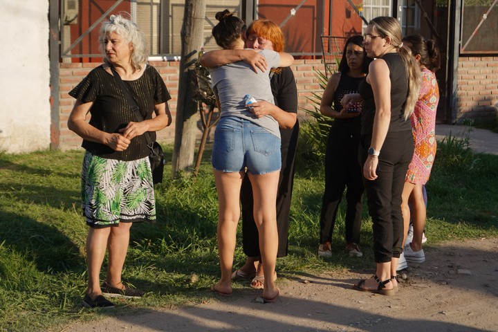 La tristeza de la familia de la chica asesinada en Florencio Varela. Foto Martín Bonetto 