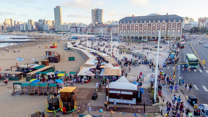 La "saladita" de la Bristol, una feria con permiso preario desde hace más de dos décadas, conformado por puesto con techos de madera y sombrillas descoloridas. 
Foto: Diego Izquierdo