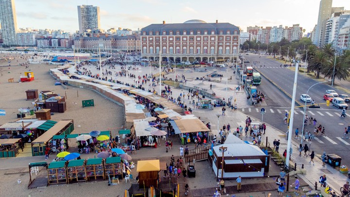 La "saladita" de la Bristol, una feria con permiso preario desde hace más de dos décadas, conformado por puesto con techos de madera y sombrillas descoloridas. 
Foto: Diego Izquierdo