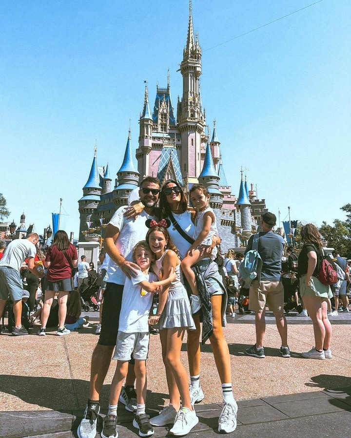 Paula Chaves y Pedro Alfonso junto a sus hijos