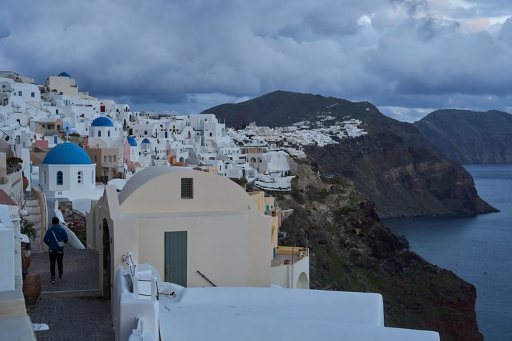 Los dos pueblos más grandes y turísticos de Santorini, Oia, y Fira,totalmente están desiertos. Foto: AP