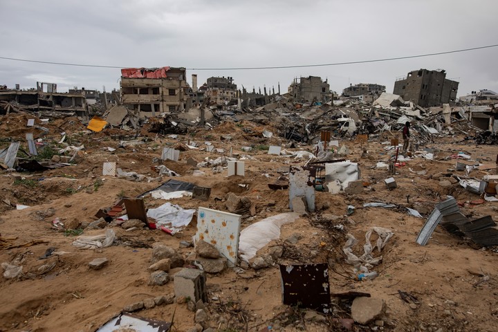 Un cementerio improvisado en lo que fue hospital Al-Shifa en Ciudad de Gaza, bombardeado por Israel. Foto: EFE  