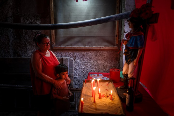 Un altar en la Villa 21, en la Ciudad de Buenos Aires (Argentina). 
Foto: EFE/ Juan Ignacio Roncoroni