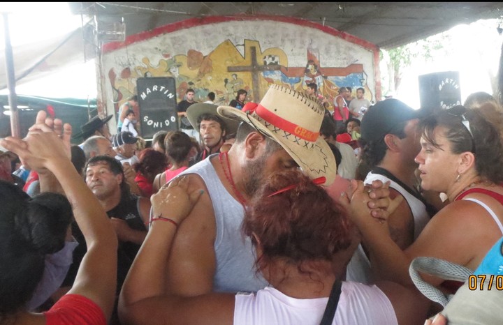 En Corrientes se festeja y se baila chamamé cerca del Gauchito Gil. 
Foto. Juan Tausk