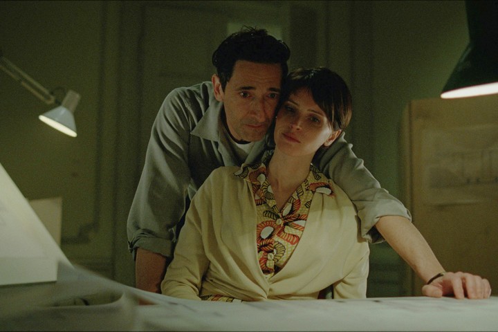 László (Adrien Brody) y su esposa, interpretada por Felicity Jones, a años luz de su personaje en "Rogue One". Ella también es candidata a un Oscar.