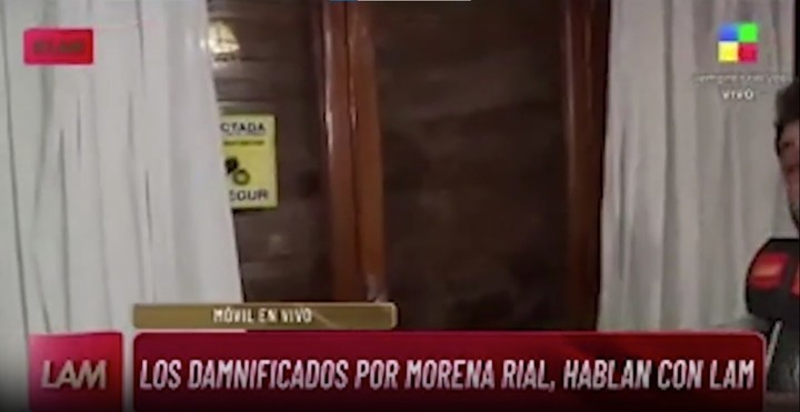 La ventana por la que entraron a la casa de las víctimas de Morena Rial. Captura TV