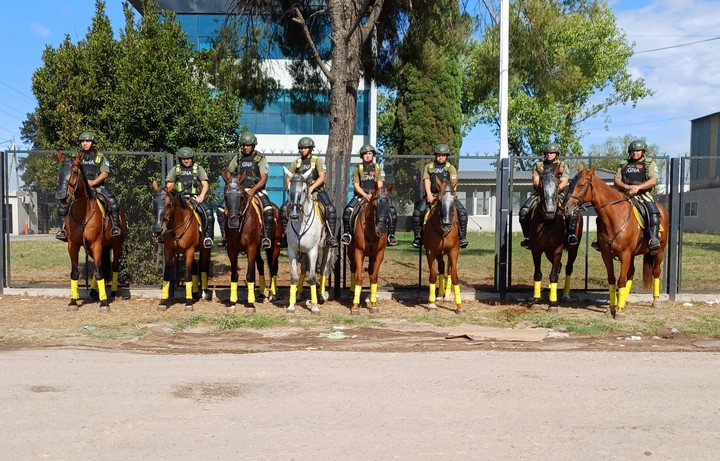 Los efectivos realizan recorridas a caballo, a pie o en cuatriciclos.