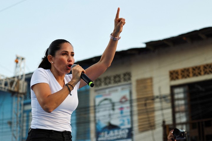 Luisa González del partido Revolución Ciudadana, el partido político del expresidente de Ecuador Rafael Correa, habla durante su mitin de campaña antes de las elecciones generales del 9 de febrero, en Santa Elena. Foto Reuters