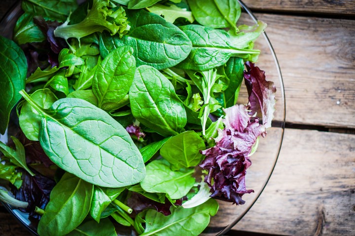 Las verduras de hojas verdes deben estar presentes en la dieta diaria. Foto: Shutterstock