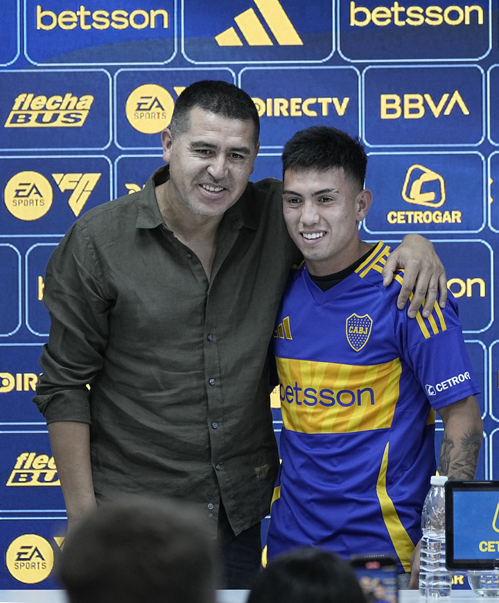 Rodrigo Battaglia, con Riquelme.
Foto: Javier García Martino