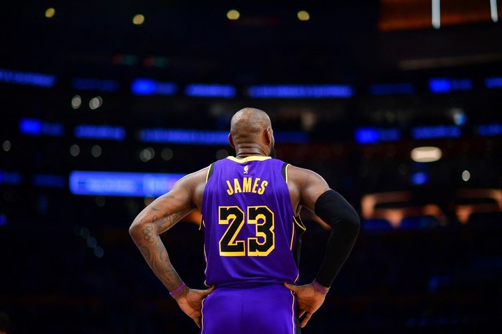 LeBron James, emblema de unos Lakers que llevan 10 victorias en los últimos 12 partidos y se permiten soñar en grande. Foto: Gary A. Vasquez-Imagn Images.