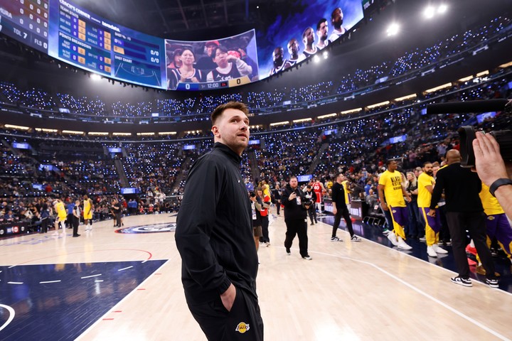 Luka Doncic en su nuevo hogar. Foto: AP Photo / Kevork Djansezian.