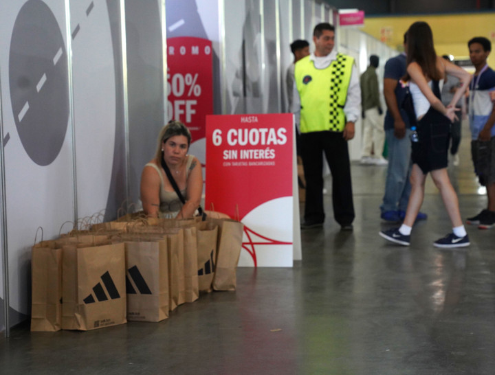 Una clienta con decena de zapatillas en uno de los locales. Foto Guillermo Rodríguez Adami