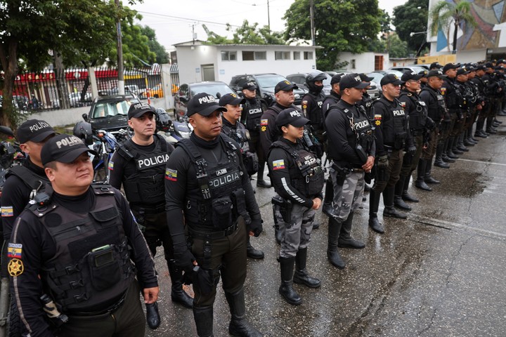 Policías preparados para participar del operativo de seguridad para las elecciones del domingo, en Quito, Ecuador. Foto: REUTERS