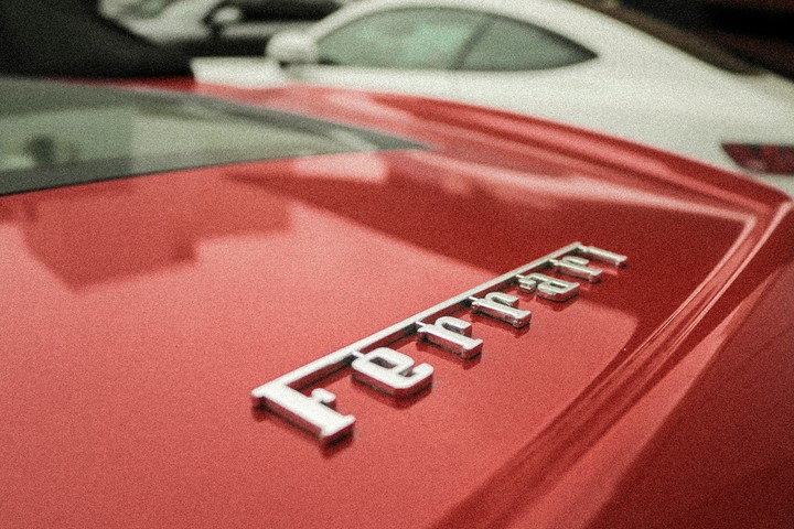 El Ferrari Purosangre combina la potencia de un V12 con la exclusividad de un modelo único. Foto: Unsplash.