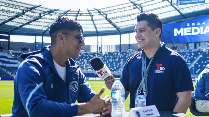 Manzano cubría varios eventos deportivos en Kansas City tanto en inglés como en español.