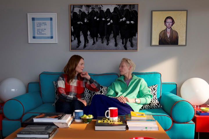 Julianne Moore y Tilda Swinton en "La habitación de al lado", de Pedro Almodóvar.