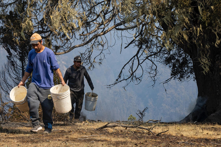 Los vecinos se ayudan en el combate a los incendios. Foto Euge Neme 