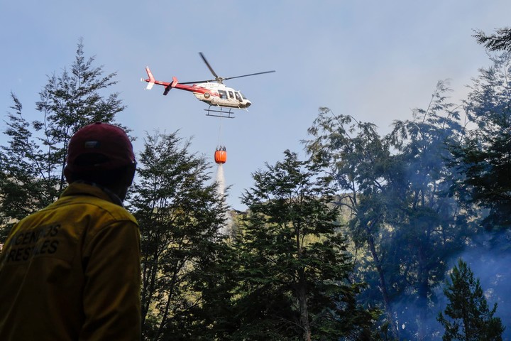 Los helicópteros arrojan agua para intentar apagar los focos. Foto Euge Neme