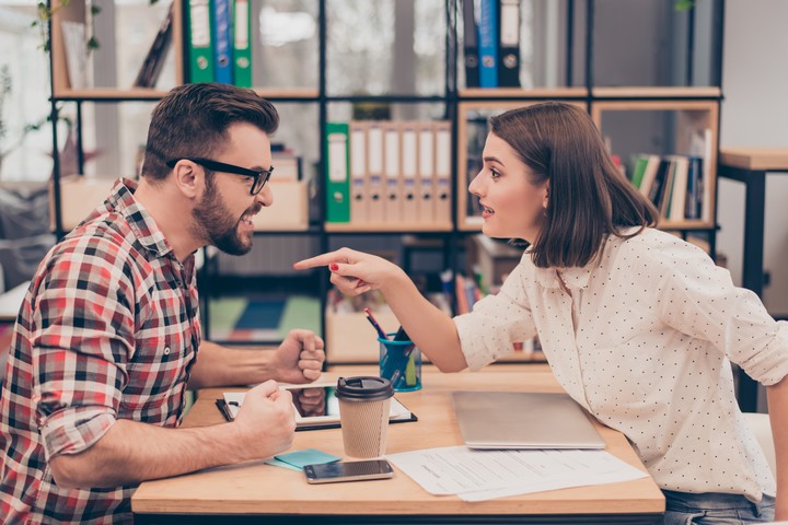 Comunicación acertiva. Decirle de manera concreta qué es lo que genera emociones desagradables. Foto: Shutterstock.