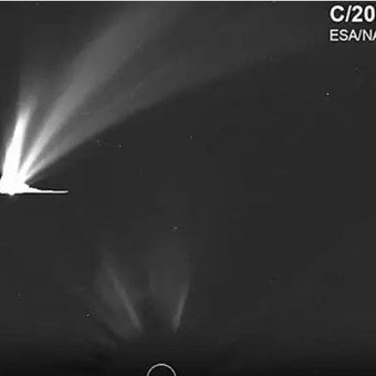 Una sonda espacial filmó un brillante cometa pasando cerca del Sol