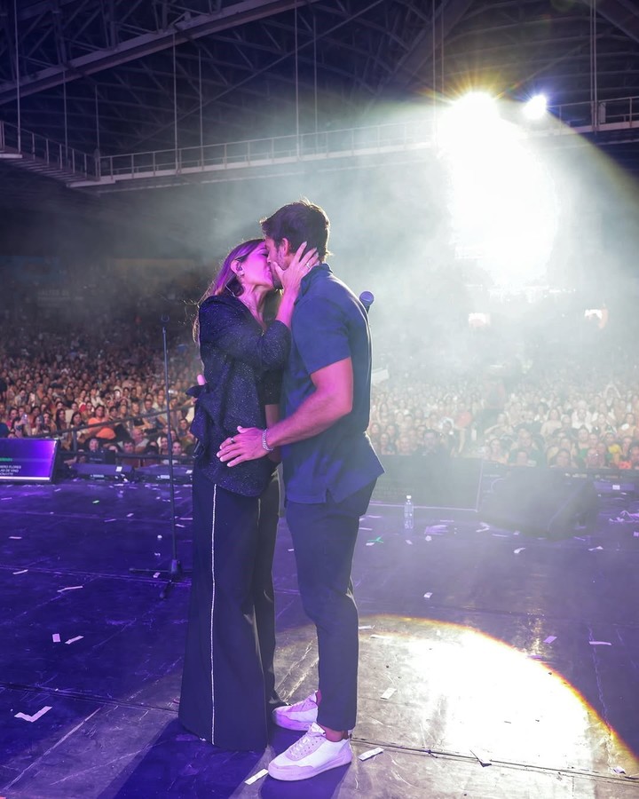 Beso de amor. Jimena Barón y Matías Palleiro. Foto: Instagram.