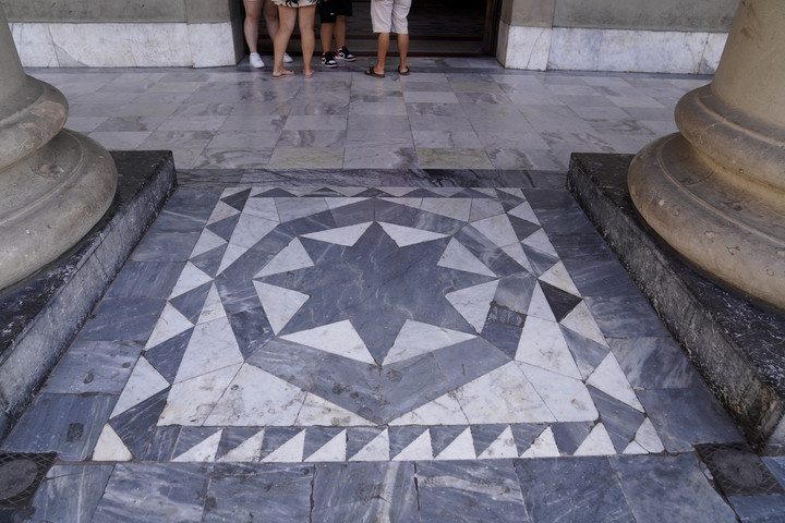 Frente a la puerta principal de la Catedral, en el peristilo, está la cota cero. Foto Guillermo Rodriguez Adami