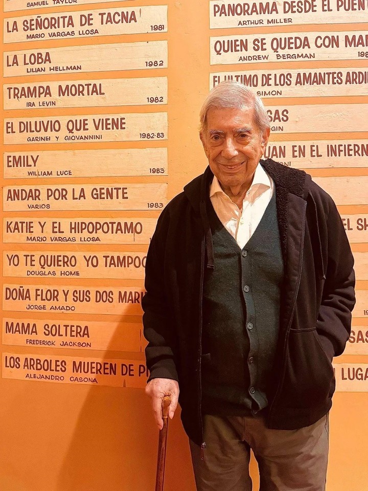 En octubre de 2024, Mario Vargas Llosa reapareció en Lima para ver la adaptación teatral de una de sus novelas. 
Foto: EFE.