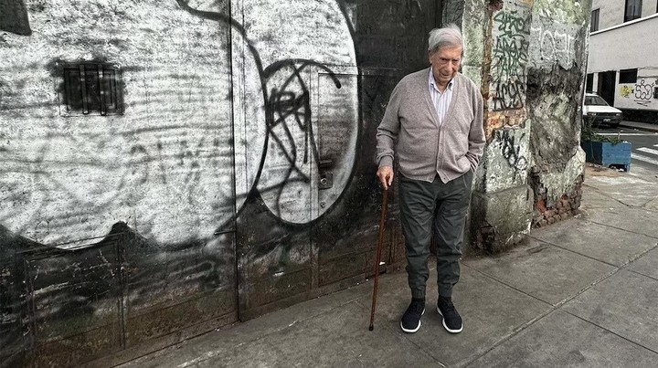 Mario Vargas Llosa visita uno de los escenarios limeños de su novela La ciudad y los perros.  Fotos: X.