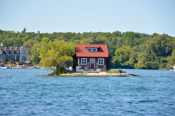 Conocida como "Hub Island", se hizo famosa por estar en medio del agua sobre la isla más pequeña. (Shutterstock)
