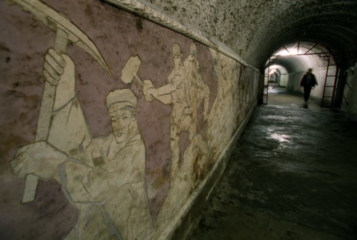 La arquitectura muestra claros signos de la revolución comunista en sus paredes.