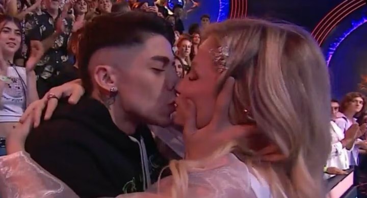 El beso entre Lauty Gram y Lucía antes de entrar a Gran Hermano. Foto: Captura TV